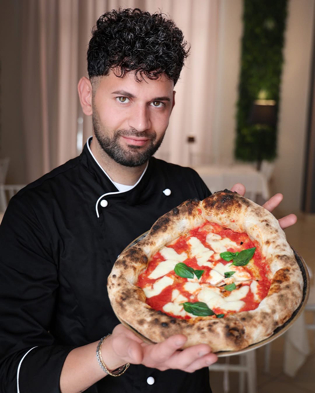 Angelo Vella con una pizza