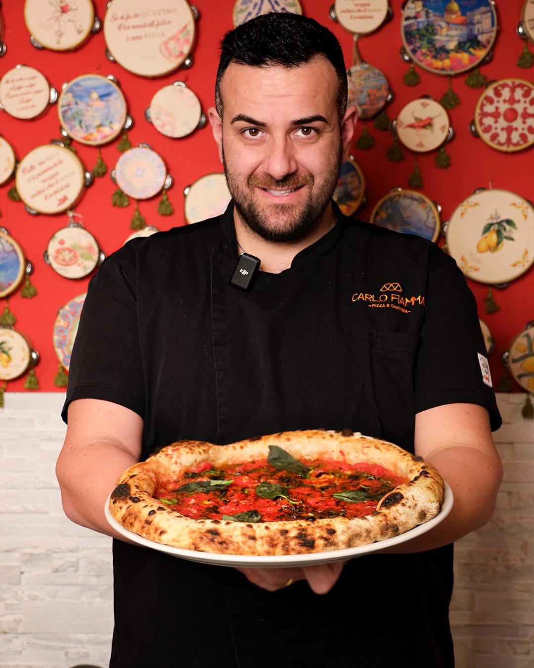 Carlo Fiamma con una pizza