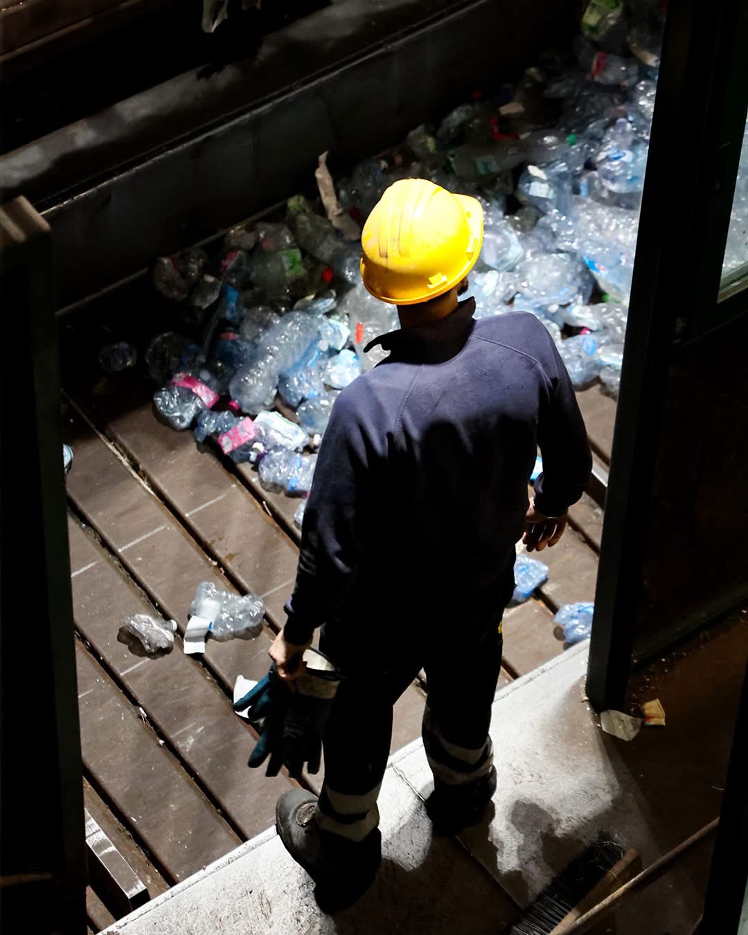 Operatore Ricicla durante la selezione dei materiali